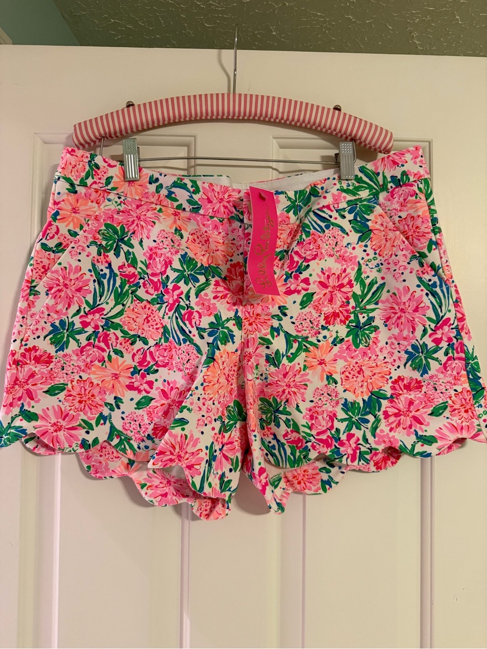 Floral Scallop Hem Women's Shorts - Pink Multi butt